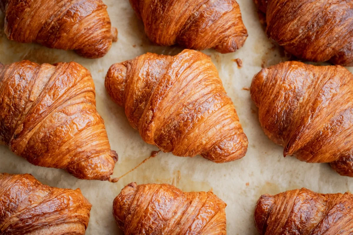 Croissants pur beurre alignés en vitrine