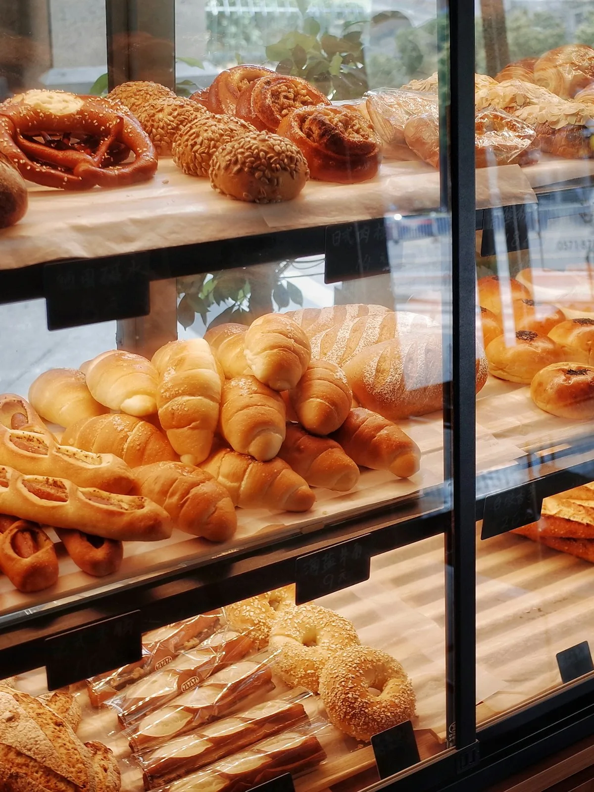 Étagère de pains en boutique à Rennes
