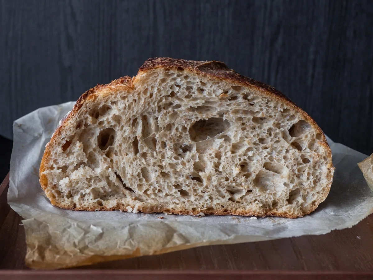 Pains au levain posés sur une table de fournil