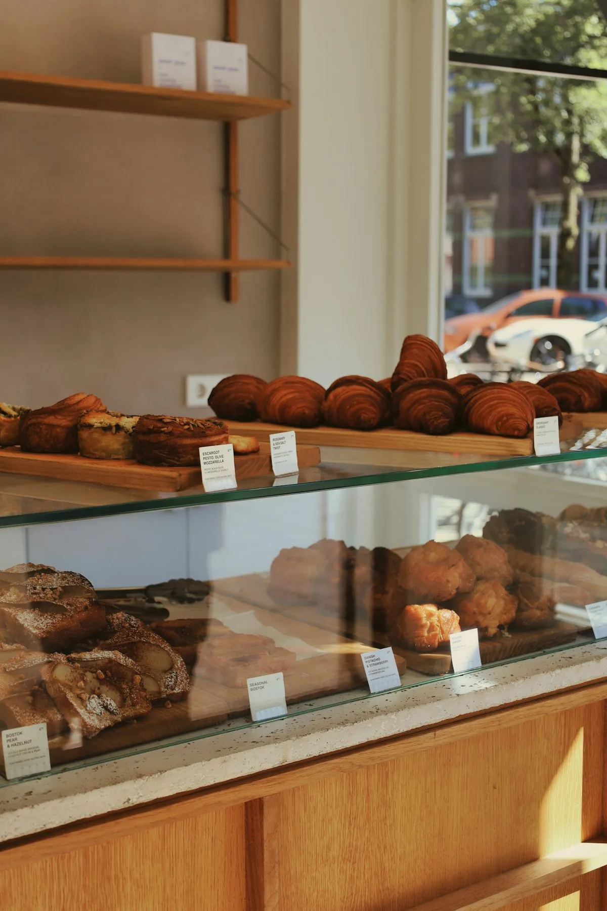 Vitrine de pâtisseries en boutique